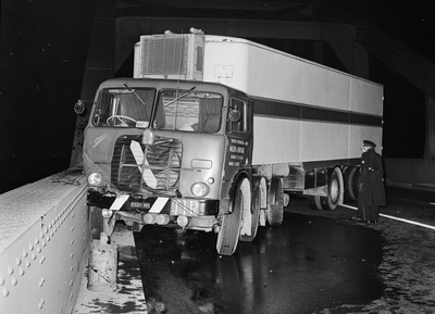 128787 Afbeelding van een Italiaanse vrachtwagen op de Galecopperbrug in de Rijksweg 12 bij Utrecht, na een aanrijding ...